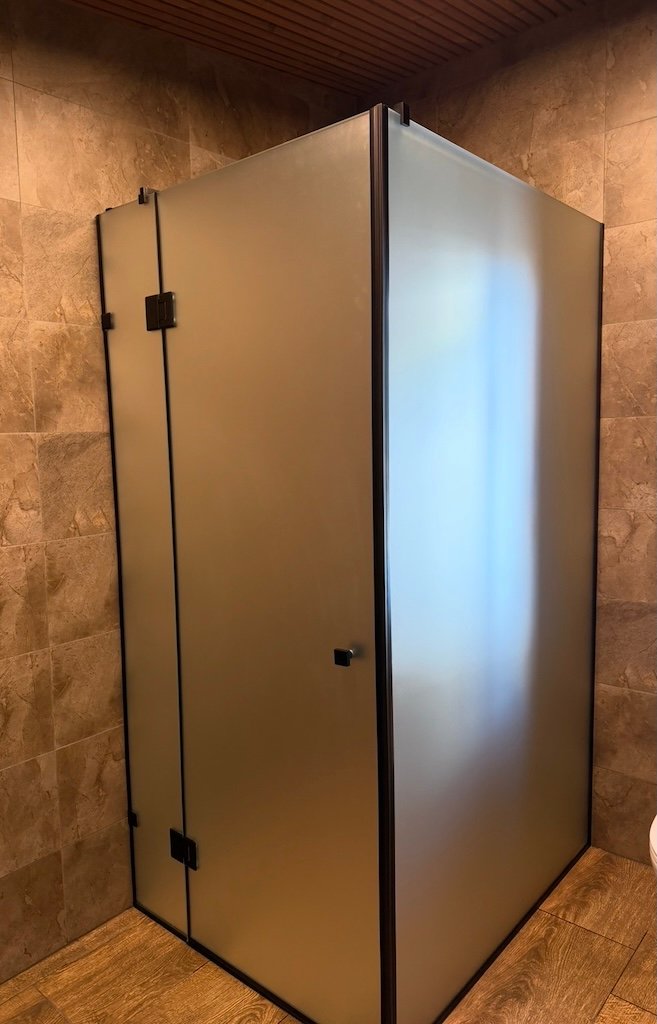 Matinio stiklo dušo kabina