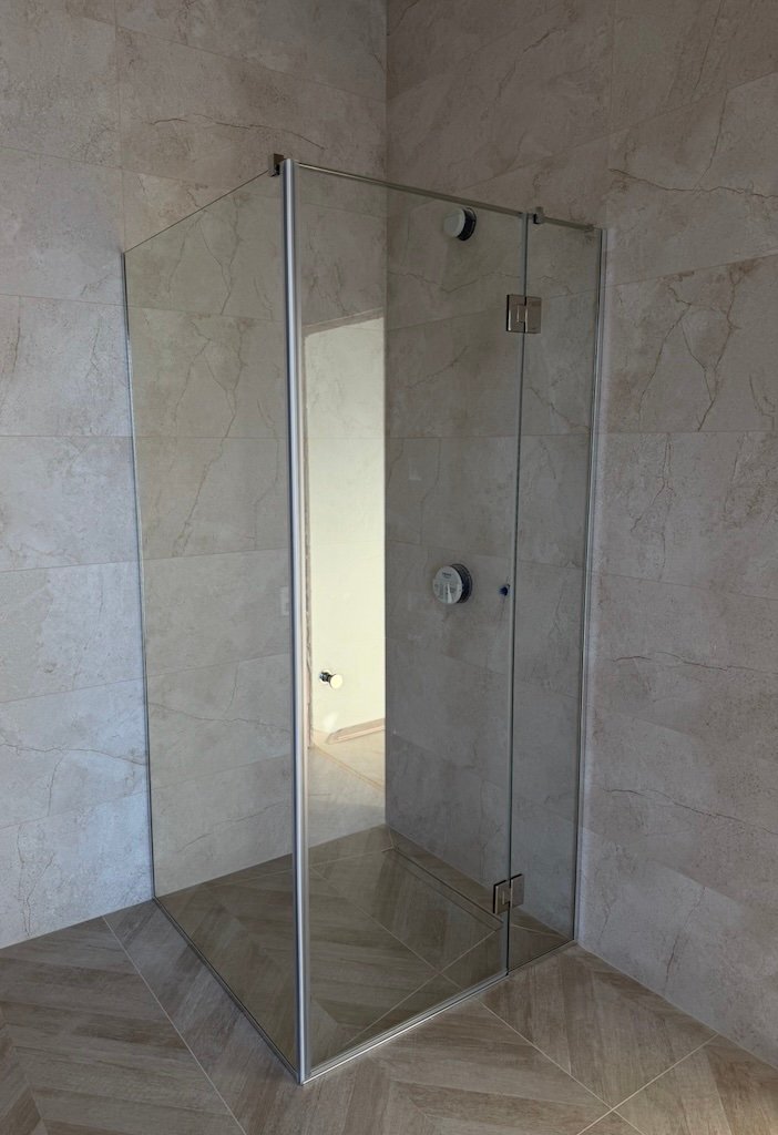 Skaidraus stiklo dušo sienelė