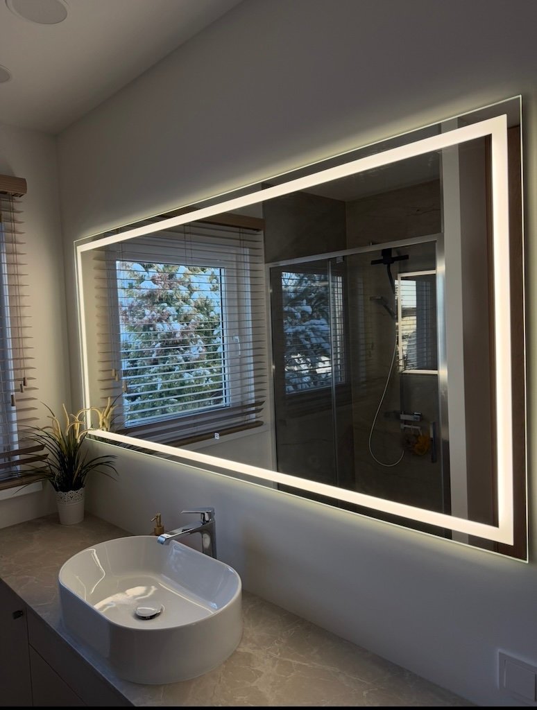 LED veidrodis su apšvietimu