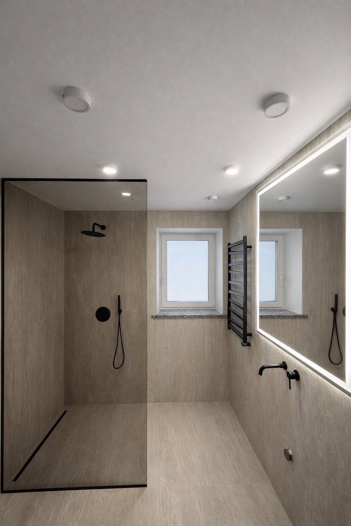 Dušo sienelė iki lubų