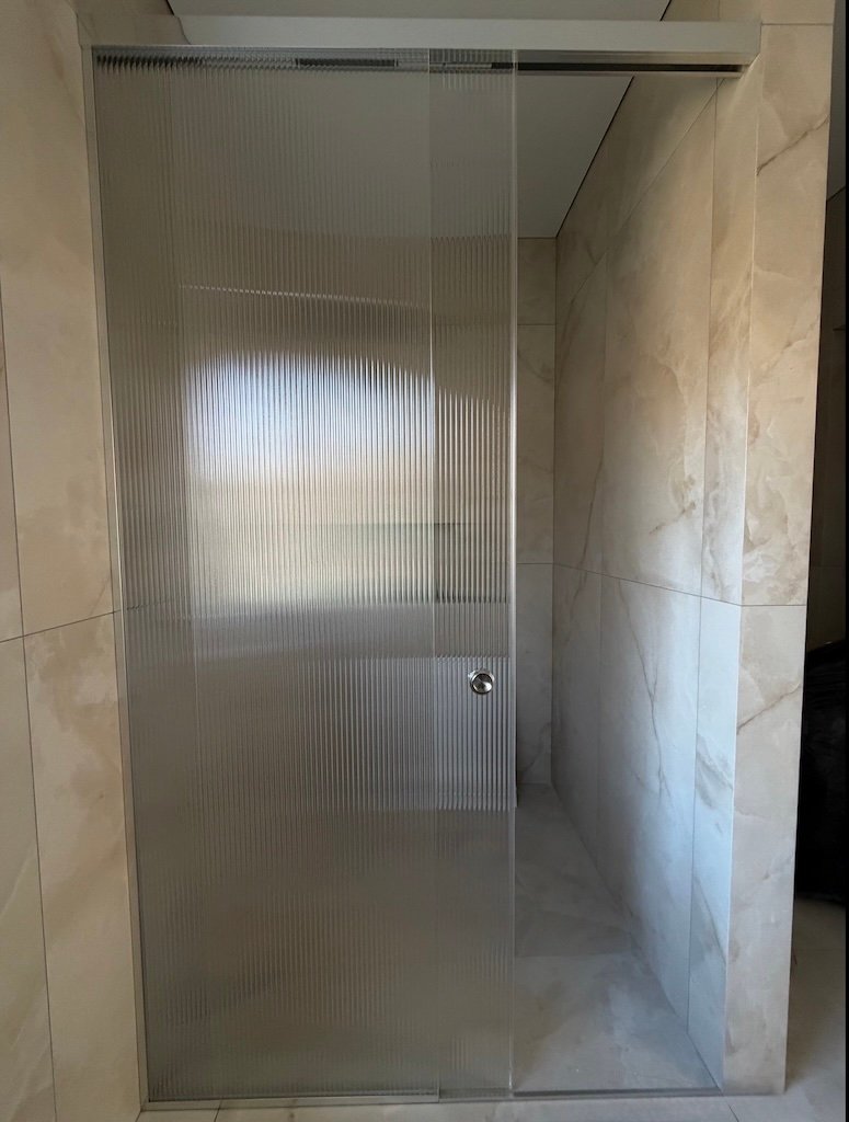 Rifliuoto stiklo dušo kabina