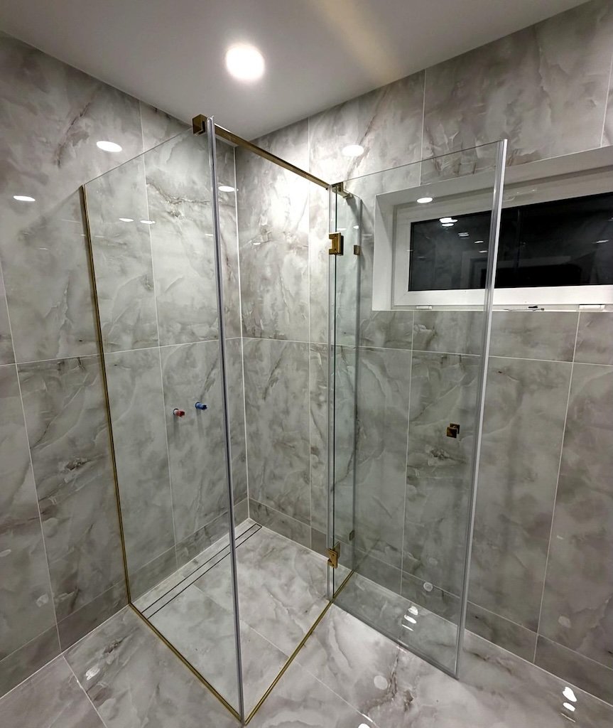 Skaidrus stiklas su aukso furnitūra