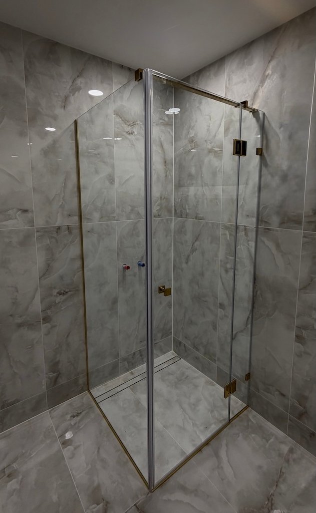 Dušo kabina su aukso furnitūra