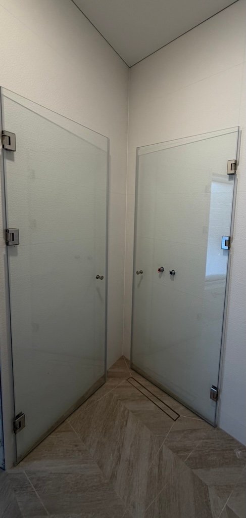 Dušo kabina su dviem durimis